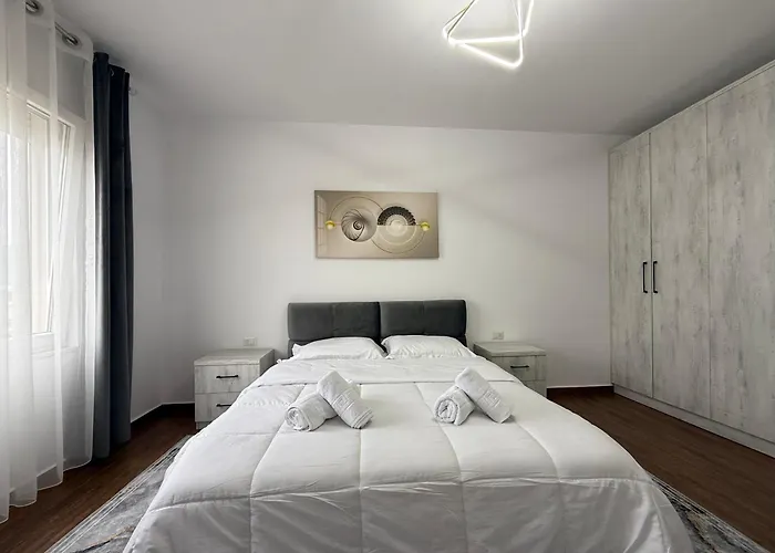 Modern With Comforts شقة تيرانا